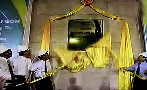 Lãnh đạo TP HCM thực hiện nghi lễ hợp long hầm Thủ Thiêm - hầm hiện đại.... . Ảnh: N.H.
