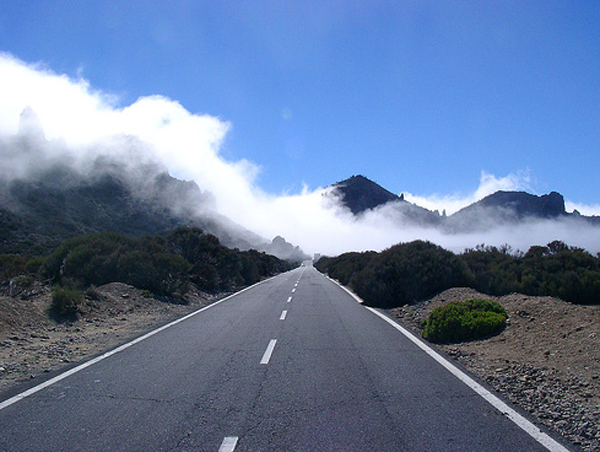 Đường đi về phía mây ở Las Canadas del Teide, Tây Ban Nha.