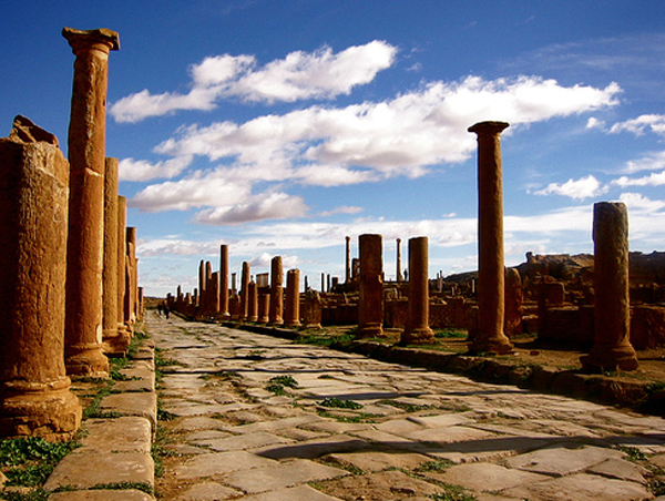 Con đường trải đá ở Timgad, Algeria.