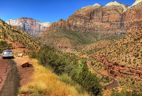 Con đường ven núi ở công viên quốc gia Zion, ở bang Utah, Mỹ.