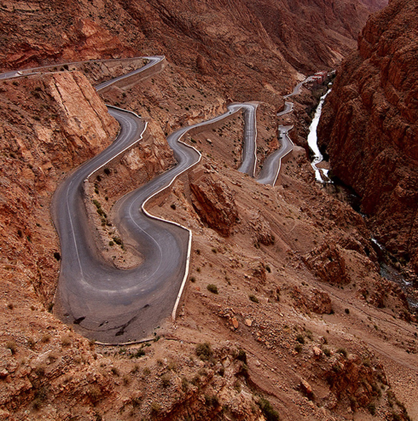 Cung đường uốn lượn, nguy hiểm ở Dades Gorge, Morocco.