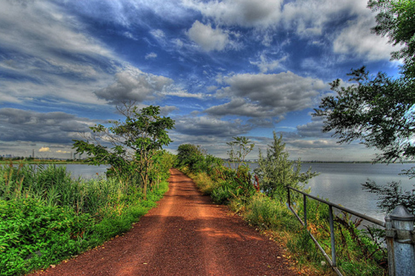 Đường băng qua hồ nước rộng ở Meadowlands, New Jersey, Mỹ.