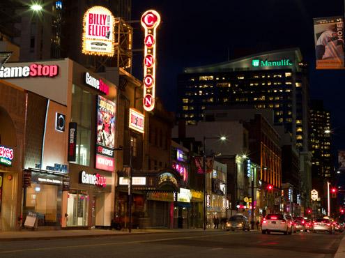 Cuộc sống sôi động tận đêm khuya ở Toronto.