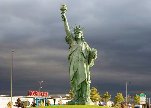 Colmar là quê hương của nhà điêu khắc Frederic Bartholdi, người đã tạo nên bức tượng Nữ thần tự do. Vì thế, trong thị trấn có một bức tượng Nữ thần tự do nhỏ để tưởng nhớ tới ông.