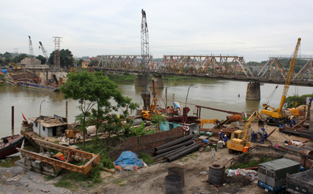 Toàn cảnh công trường thi công cầu Thị Cầu