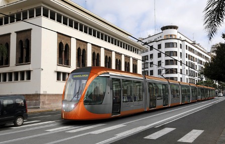 Tàu điện Casablanca chạy trong đô thị, hai bên là đường ô tô và hè phố được mở rộng