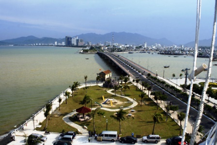 Đường Trần Phú ven biển Nha Trang. Ảnh: Tr.H
