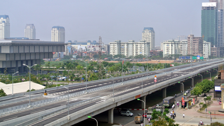 Đoạn đường trên cao trước cửa Bảo tàng Hà Nội