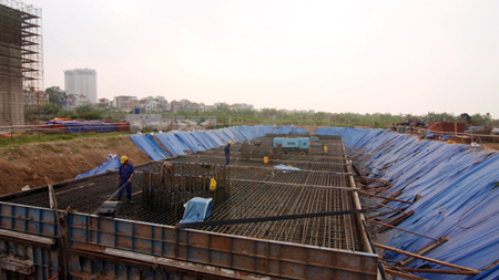 Giữa các lần đổ được công nhân làm nhám bề mặt bê tông để tạo sự liên kết