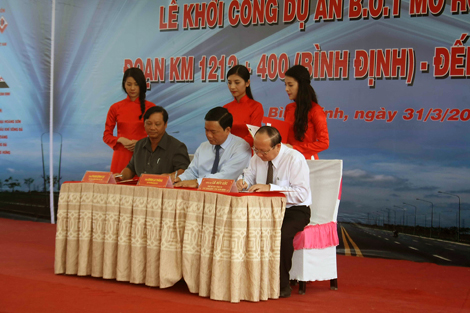 ộ trưởng Đinh La Thăng và Chủ tịch UBND 2 tỉnh Bình Định và Phú Yên đã ký cam kết GPMB đảm bảo thi công êm thuận, ATGT trong điều kiện vừa thi công vừa khai thác.
