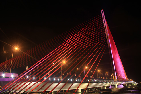 Khánh thành cùng ngày 29/3/2013 với cầu Rồng, cầu Trần Thị Lý được thiết kế theo hình dáng cánh buồm trên sông Hàn. Cầu được khởi công tháng 4/2010, dài 731m, rộng 34,5m và có vốn đầu tư hơn 1.700 tỷ đồng.