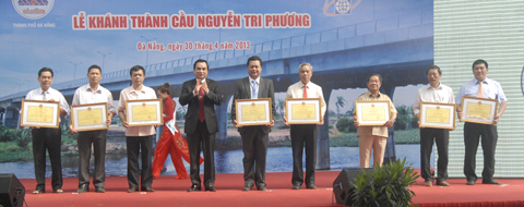Chủ tịch UBND thành phố Đà Nẵng Văn Hữu Chiến tặng Bằng khen cho 8 tập thể có thành tích trong việc thực hiện dự án.