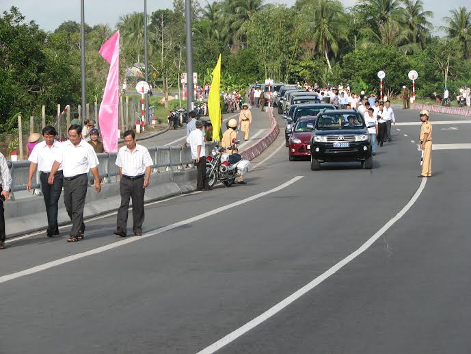 Lãnh đạo trung ương và địa phương chạy vào cầu Chợ Lách mới